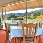 錦山CCレストランの誇る美観と美味は、女性同士の語らいの場としても人気です。　お手頃なのに、これ以上ない贅沢な時間をどうぞお楽しみください。