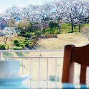 ランチからディナーまで、大切な人とのお食事でも楽しめる錦山CCレストラン。　店内からの景色はもちろん、行きの道中で壮大な茶畑を、帰りの道中で池の景観を楽しめるのもポイントです♪