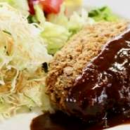 国産牛の旨味あふれるビックなメンチカツ♪
肉汁あふれるジューシーな肉の甘味を是非、お楽しみください。