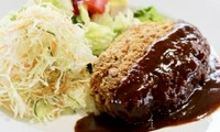 国産牛の旨味あふれるビックなメンチカツ♪
肉汁あふれるジューシーな肉の甘味を是非、お楽しみください。