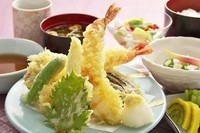 季節に新鮮食材を和の職人がサクサク天婦羅に仕上げました。

ごはん、小鉢、お味噌汁、ミニフルーツ付き
