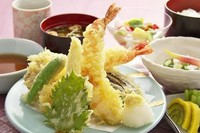 季節に新鮮食材を和の職人がサクサク天婦羅に仕上げました。

ごはん、小鉢、お味噌汁、ミニフルーツ付き
