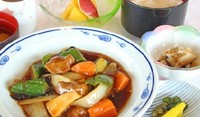 昔ながらの懐かしい酸味。
極上米豚の酢豚です

ごはん、小鉢、お味噌汁、ミニフルーツ付き