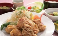 鶏肉は厳選された国産若鶏を使用

ごはん、小鉢、お味噌汁、ミニフルーツ付き