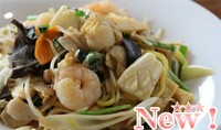 錦山の焼きそばシリーズにまた一つ新商品が仲間入りです。
コクのあるオイスターソースがベースのオリジナルソースと海鮮、麺、野菜の一体感をお楽しみください。
