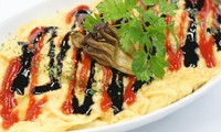 チーズたっぷり♪
バルサミコソースとケチャップソースの二重奏。
