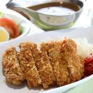 こだわりの四万十産厳選米豚のロースカツカレーです。