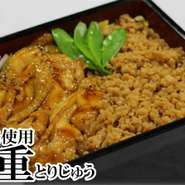 国産鶏をパリッと焼き、甘めのソースで絡めています。
そぼろもほんのりと甘く、ソース。鶏。そぼろの一体感が新米高知コシヒカリの味も引き立たせてくれます。