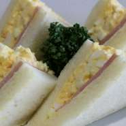 コミベーカリーさんの食パンに王道のたまごとハムをはさんだ"ハムたまごサンド"。