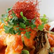 カラっと揚げた海老と、ピリッとした辛さとコクのある自慢のオリジナルソースをからめてお召し上がりください。