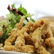 ごはん、小鉢、お味噌汁、ミニフルーツ付き