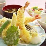 季節に新鮮食材を和の職人がサクサク天婦羅に仕上げました。

ごはん、小鉢、お味噌汁、ミニフルーツ付き
