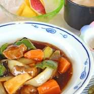 昔ながらの懐かしい酸味。
極上米豚の酢豚です

ごはん、小鉢、お味噌汁、ミニフルーツ付き