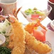 洋職人がつくる自慢の海老フライ♪

ごはん、小鉢、お味噌汁、ミニフルーツ付き