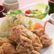 鶏肉は厳選された国産若鶏を使用

ごはん、小鉢、お味噌汁、ミニフルーツ付き