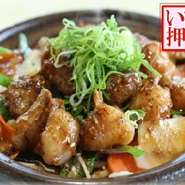 和牛ホルモンを贅沢にたっぷりと使用した一品です。
コクのある胡麻たっぷりの自家製だれとガーリックの風味が最高です!!