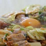 鉄板の上で熱々のスタミナ焼き!!
錦山での町超ロングセラー商品。
生卵をかき混ぜてお召し上がりください。