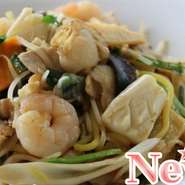 錦山の焼きそばシリーズにまた一つ新商品が仲間入りです。
コクのあるオイスターソースがベースのオリジナルソースと海鮮、麺、野菜の一体感をお楽しみください。