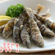 清流のみに生息するアマゴは非常にデリケートな魚です。
水質日本一の清流仁淀川で育ったアマゴに、高知県産の柚子を餌に加える事で生まれた「ユズアマゴ」。
料理長が自身をもってオススメする一品です。