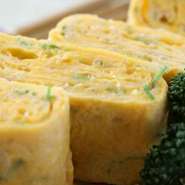 吉川漁港直送ちりめんと、標高700m柞原の大自然が育んだ川上さんの希少な放し飼いこだわり卵「かよたまご」使用(有機野菜を主な餌に大切に育てられた卵です)

※ねぎ入りもできます