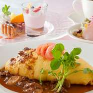 時間をかけてコトコト煮た牛肉とブイヨンと香味野菜で仕上げたデミグラスソースを味わえるのは、ここだけ♪こだわりの"かよたまご"を使用した、シェフ三ツ星のオムライスをご賞味ください。
