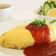 王道オムライス。ケチャップソースでそうぞ