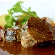 やわらかい肉質と旨味を兼ね備えた料理長おすすめの鎌田牛。
希少部位ブリスケを赤ワインと香味野菜で二日間マリネし、約５時間かけてじっくり煮込みます。当店限定の逸品を是非、ご賞味下さい。
