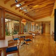 広々と使えるテーブル席。心地よい空間でお食事を楽しめます。