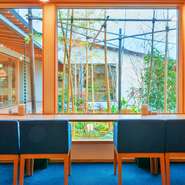 カウンター席から縁側を眺めてのお食事も人気です。
緑豊かな景色を眼前に、ゆったりと自然派の洋食をお楽しみください。