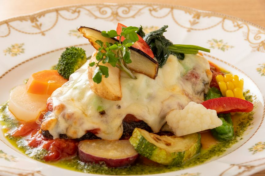 ハンバーグアボカドチーズ焼き トマトソース