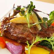 ・サラダ
・ライスorパン
・牛フィレカットステーキ
・鮮魚と車海老のポワレ　
・剣イカと豆のトマトスープ
・デザート
・ドリンク（・珈琲/紅茶 （HOT、ICE）・リンゴ・桃ミックス・ウーロン茶）
