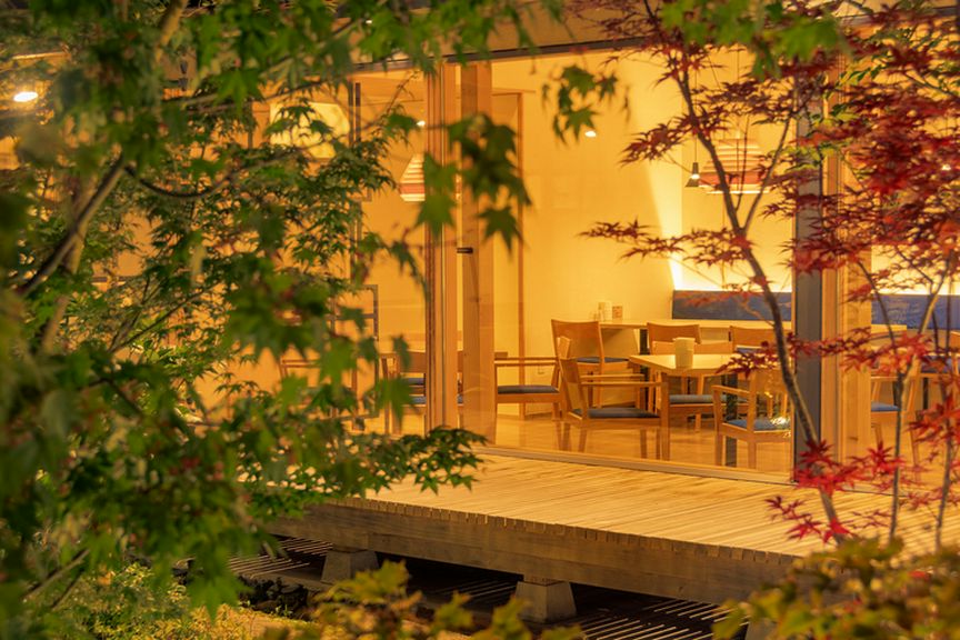 四季折々の表情を見せる『縁側』。※立入ご遠慮下さい。