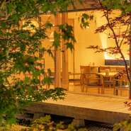 オーナー夫妻が手ずから世話をし、四季折々違った表情を見せる『縁側』。