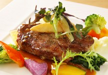 ジューシーなステーキをメインに楽しめるお料理コース。ワイン等と合わせてお楽しみ下さい。