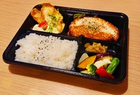 肉料理・魚料理の内容が日替わりとなります。
※日替わり弁当はランチのみでのご提供となります。