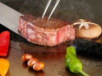肉を食べる喜びが極まる一皿。A5黒毛和牛フィレ肉の最高級部位を、絶妙な焼加減でステーキに。旨み・食感ともにとろけるおいしさです。アラカルトに加え、『アニバーサリーコース』（2名様200g）にも登場。