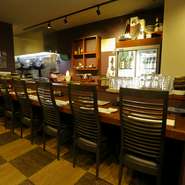 デートには食事やお酒、そして臨場感も満喫できるカウンターと、二人の時間をゆったりと過ごせる奥側の掘りごたつが特に人気。豊富な和酒と丁寧につくられた料理が、しっとりとした大人の時間を演出します。