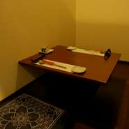 4名用の個室が2部屋、2名用が1つとデートや接待など少ない人数に対応できる個室を完備。また、それぞれの間仕切りは外すことができ最大14名まで入ることもできます。