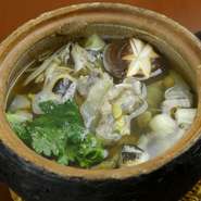 すっぽんから抽出される出汁に、わずかな調味料を加えた【午砲台】の看板メニュー。旨みがしっかりと染み込んだ〆の雑炊も欠かせない逸品です。（写真は2人前です。）