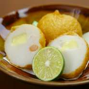 ハモのすり身と調味料を混ぜ、ボール状に丸めた状態で揚げた弾力のある名物料理です。二代目が海老とカマンベールを加え新たなスタイルとして登場。辛子レモンを付けていただきます。