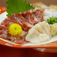 馬肉と言えば、やはり本場・熊本産と称されるほどの人気ぶり。長年取引し信頼のおける業者より買い付けしています。タレは、甘めの九州醤油に濃口醤油を加えたオリジナルブレンド。