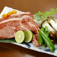 熊本が本場の「馬肉」はもちろん、地域でのみ流通する希少な味彩牛など県産食材を積極的に取りいれています。また野菜は産直場で直接買い付け。鮮度や旬を逃さないよう、季節感豊かな食材を取りいれています。