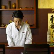 魚介や肉、野菜などさまざまな食材を使い、バラエティー豊かな和食をつくっています。また、お客様に喜んでいただける料理づくりもまた料理人冥利。予算を伺いながら、できる限りのリクエストに対応していきます。