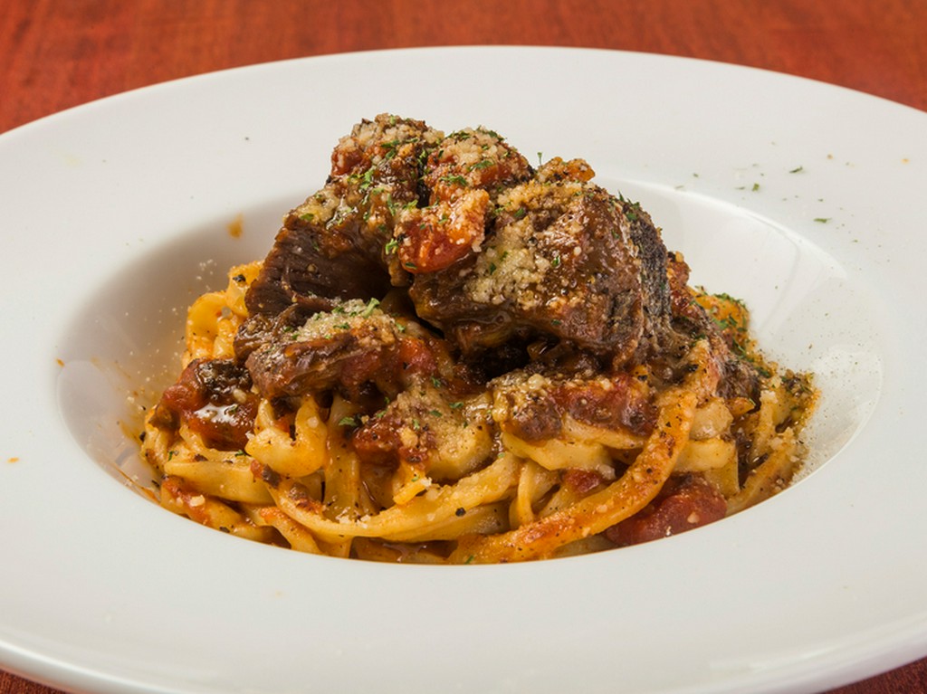 じっくり煮込んだ濃厚な赤ワイントマトソースが、パスタにしっかりと絡んだ『和牛ホホ肉のラグーソース』