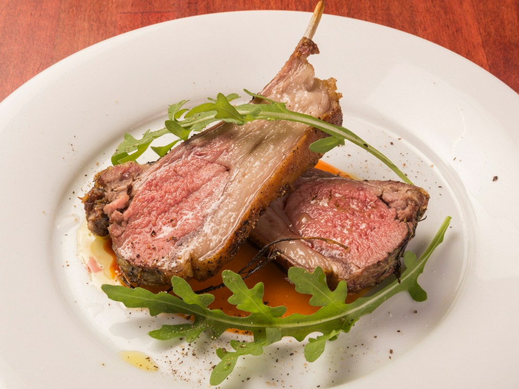 仔羊が苦手な方も克服できるほど！　臭みが無く酸味が効いた『仔羊のオーブン焼き』