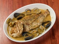 魚介の豊かな旨味を、存分に味わうことのできる『連子鯛のアクアパッツア』