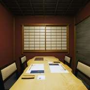 最大6名様が入れる、座敷個室。フードアレルギーや苦手な食材のご相談、タクシー手配、そのほかご相談等承ります。「失敗しない接待のお店」として、大変ご好評いただいております。

