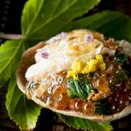 面盛りの香箱蟹を鰹だしの効いたお酢のジュレにからめて。