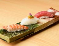 地元の旬の食材を用いた寿司や料理に加え、名物のうにぐろ巻（雲丹とノドグロ）が楽しめる懐石コースです。
