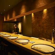 檜を使ったカウンターと和室の一枚板は店主自ら選び抜いたものになります。料理が出来上がる工程を目の前で楽しめるのが【翔】でのカウンターの楽しみ方の一つです。